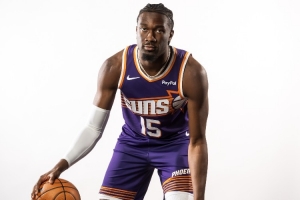 布克：我非常喜歡馬威 他充滿活力具備優秀內線的一切特質