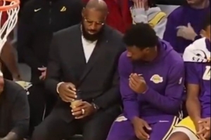 庫里：詹姆斯肯定想上場打球 他缺陣我相信是有正當理由的