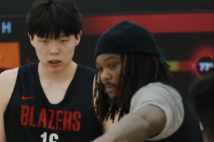 大戰(zhàn)在即！開拓者眾將首戰(zhàn)前最后一練笑容滿面 羅威指導(dǎo)楊瀚森