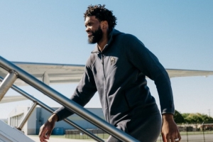 客戰綠軍！76人登機照：恩比德微笑心情不錯 烏布雷粉色拖鞋亮眼