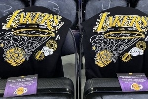 湖人在每個(gè)座位放置揭幕之夜定制T恤 背部印有新賽季所有賽程！