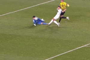 硬漢凱拉特門將出擊用頭擋出對手單刀 歐冠5次撲救獲10分滿分