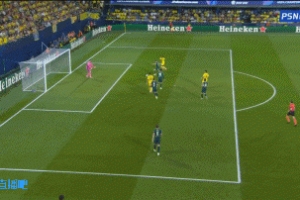 別扒拉我佩佩沖撞多納魯馬，多納魯馬揪其衣領摸他頭被推開