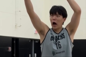 開拓者官方分享訓(xùn)練花絮：楊瀚森雙手暴扣 罰球訓(xùn)練后搞怪互動(dòng)