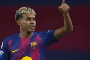 女友現(xiàn)場觀戰(zhàn)！亞馬爾點射破門后，向看臺做出飛吻慶祝