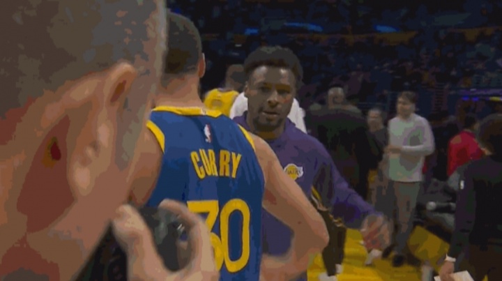 老詹提前溜了？庫里賽后和小詹簡單抱抱致意