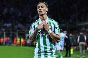 記者：因主隊(duì)球迷向安東尼投擲瓶子，比利亞雷亞爾將被處以罰款