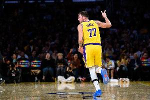 比肩傳奇！揭幕戰砍下30+兩雙的湖人后衛：東契奇、杰里-韋斯特