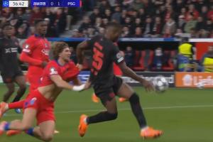 踢得有點(diǎn)臥底！巴黎后衛(wèi)扎巴爾尼兩次送點(diǎn)+拿到紅牌被罰下