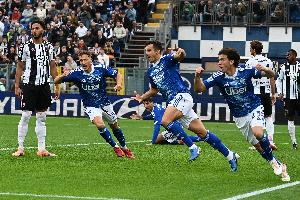 衛報：巴薩與黃潛的海外賽被取消后，米蘭與科莫的海外比賽或泡湯