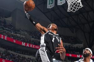 今日最佳照片？文班突破迎著濃眉的防守上演恐怖掄扣！