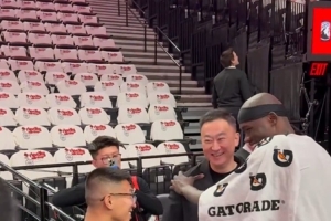 師徒重聚！劉維偉現身開拓者球館 與前青島男籃外援里斯寒暄