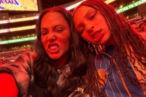 阿耶莎與大女兒現場支持庫里：17個賽季了！我們的驕傲到無以言表