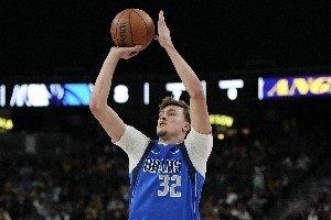 樂透秀首秀都啥表現？探花34分 弗拉格兩雙 11人登場8人得分上雙