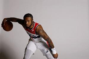 沖擊力不錯(cuò)！惠特摩爾替補(bǔ)12中6拿到14分 搶5籃板&其中2前場(chǎng)板