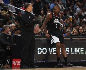 盧談小卡表現(xiàn)不佳：要去研究下 讓他在進攻端專注投入是我的職責(zé)