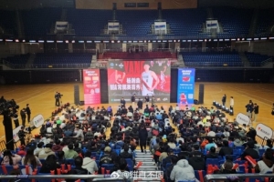 青島隊記：國信體育館第二現場異常熱鬧 家里人都在給小楊助威！