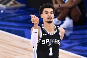 首戰表現炸裂！“文班亞馬爆砍40分”詞條登上微博熱搜榜第5位