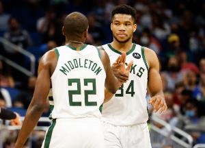 米德爾頓：看到字母在籃下我眼前一亮 想著造他一個進攻犯規(guī)