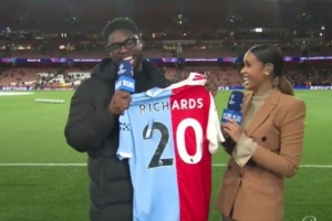 吧友覺得怎么樣？理查茲收到一件曼城和阿森納縫合的球衣