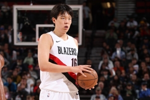 媒體人：相信小楊已有體會 在NBA要先下手為強 別客氣自信多用腦