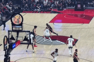 直接掛倒迪文岑佐！張衛平：楊瀚森這擋拆不吹犯規真是占便宜了