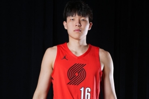 楊瀚森的NBA常規賽首秀并沒有太多亮點 他需要學習的東西很多