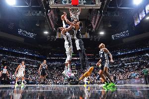 外星人大戰(zhàn)希臘怪獸！NBA經(jīng)紀人按捺不住：文班VS字母什么時候？