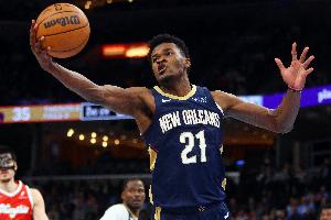 疑似跟腱受傷！米西搶板后痛苦倒地 抱著自己的右腿跟腱部位