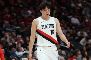 拓記：羅威的傷缺讓楊瀚森更早面對NBA的核心強度 也是巨大的挑戰