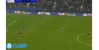 錯失首球！薩拉赫未顧中路包抄面對空門的維爾茨，小角度打門被撲