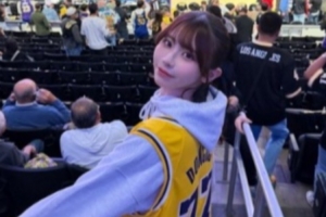 昨日在湖人主場(chǎng)觀戰(zhàn)！日本性感女星曬身穿東契奇的球衣照
