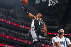 長(zhǎng)江后浪推前浪！上一位揭幕戰(zhàn)砍40+15的是文班今天對(duì)位的濃眉