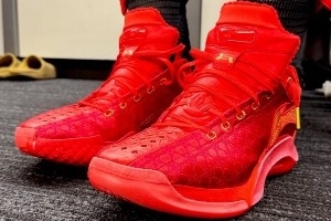 楊瀚森生涯首秀上腳的球鞋！馭帥20故宮博物院聯名配色！