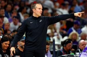 狄龍：奧特每天在辦公室忙到晚上八九點 因為我那時也經常在球館