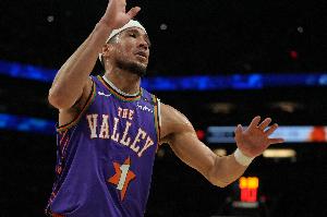 布克：預計自己很快能修正疲軟的表現 得到31分并沒令我寬慰