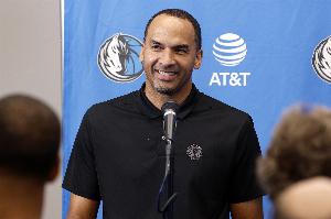 湖記玩梗：防守確實(shí)能奪冠—哈里森在瘋?cè)嗽豪锟瘩R刺比賽時(shí)喊話！