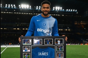 切爾西生涯200場里程碑！里斯-詹姆斯在賽前獲贈紀念球衣并展示