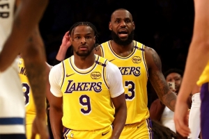 去年的今天：詹姆斯和布朗尼在常規賽揭幕戰實現父子同臺