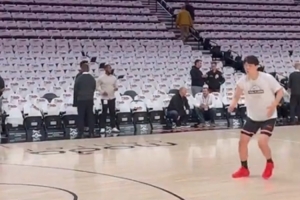 萬眾期待！楊瀚森身穿中國紅戰靴迎接常規賽首秀 賽前投籃熱身