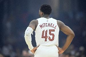 得支棱起來啊！米切爾上半場7投3中僅得8分 球隊落后尼克斯15分