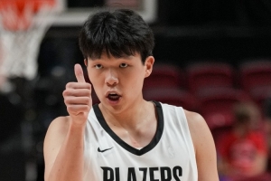 一身休閑裝！楊瀚森賽前出場秀 翻譯劉禹鋮拿著裝備一同來到球場