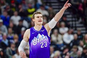 狀態(tài)火熱！馬爾卡寧半場(chǎng)8投6中得到15分2板2助 正負(fù)值+17