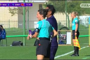 挑戰VAR失??！中國女足U17挑戰對手禁區手球，主裁回看后駁回