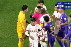 白忙活！亞泰門將拖延時間染黃，隨后示意抽筋被主裁指著鼻子警告