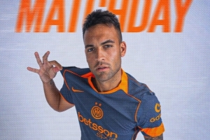 強強對話！國米發布客戰那不勒斯海報：勞塔羅單人出鏡