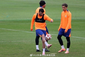 10月25日下午，山東泰山隊進行了與上海海港隊的賽前官方訓練
