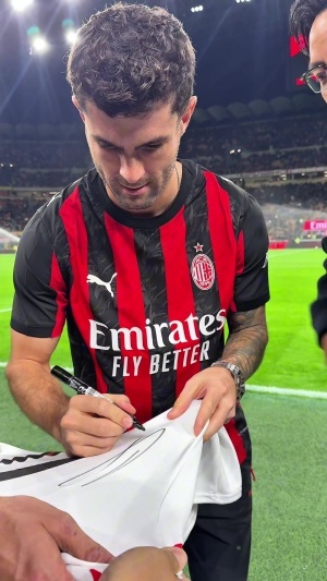 吳彥祖現場觀戰米蘭，賽前與普利西奇交流并獲贈11號球衣