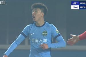 何超故意手球染黃，裁判未吹浙江有利進攻，王鈺棟憤怒砸球