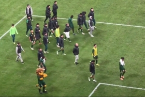 主場(chǎng)2-4不敵海牛，國(guó)安球員賽后謝場(chǎng)遭工體球迷大量噓聲